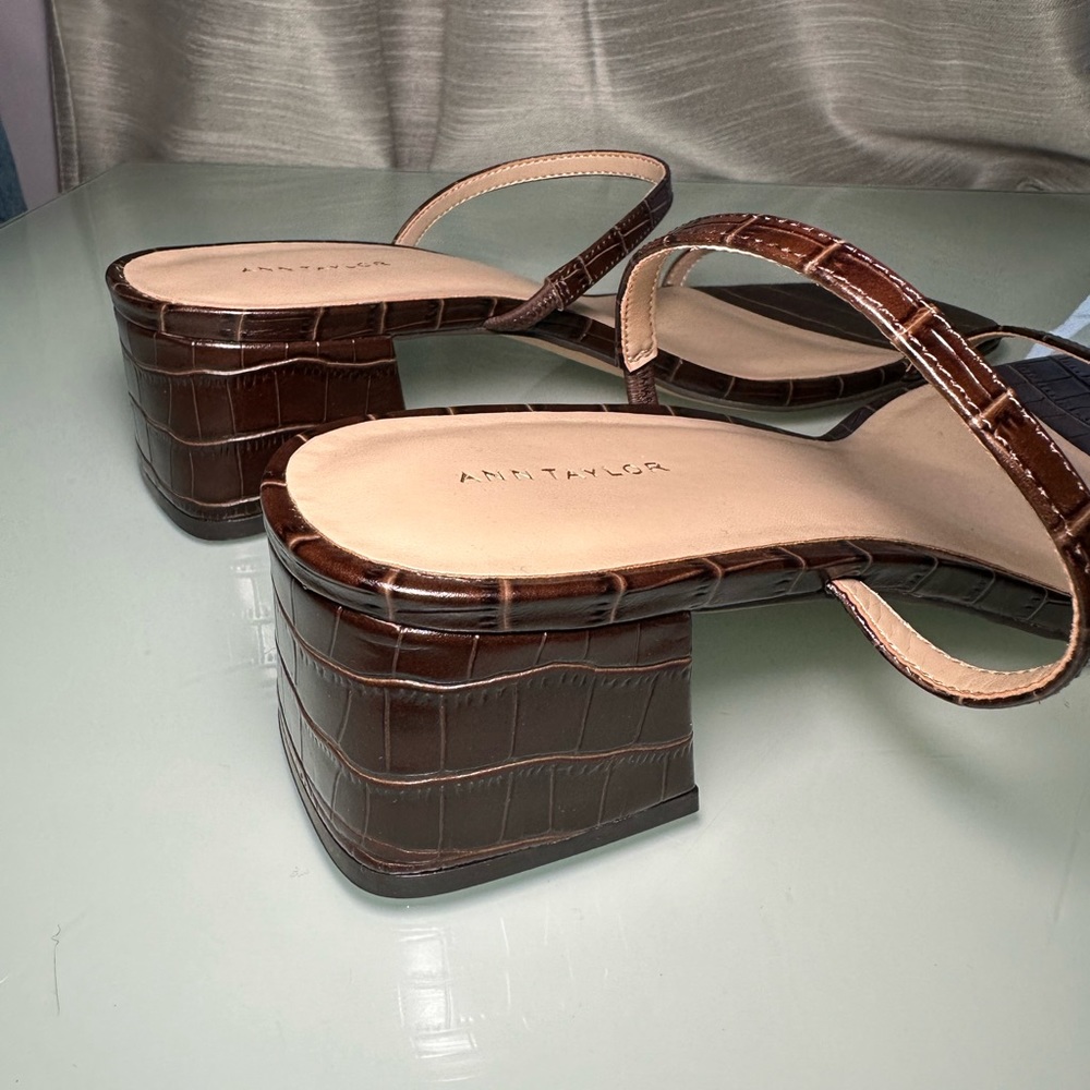 ANN TAYLOR BROWN CROC HEEL size 10M

BRAND NEW! NEVER BEEN WORN!